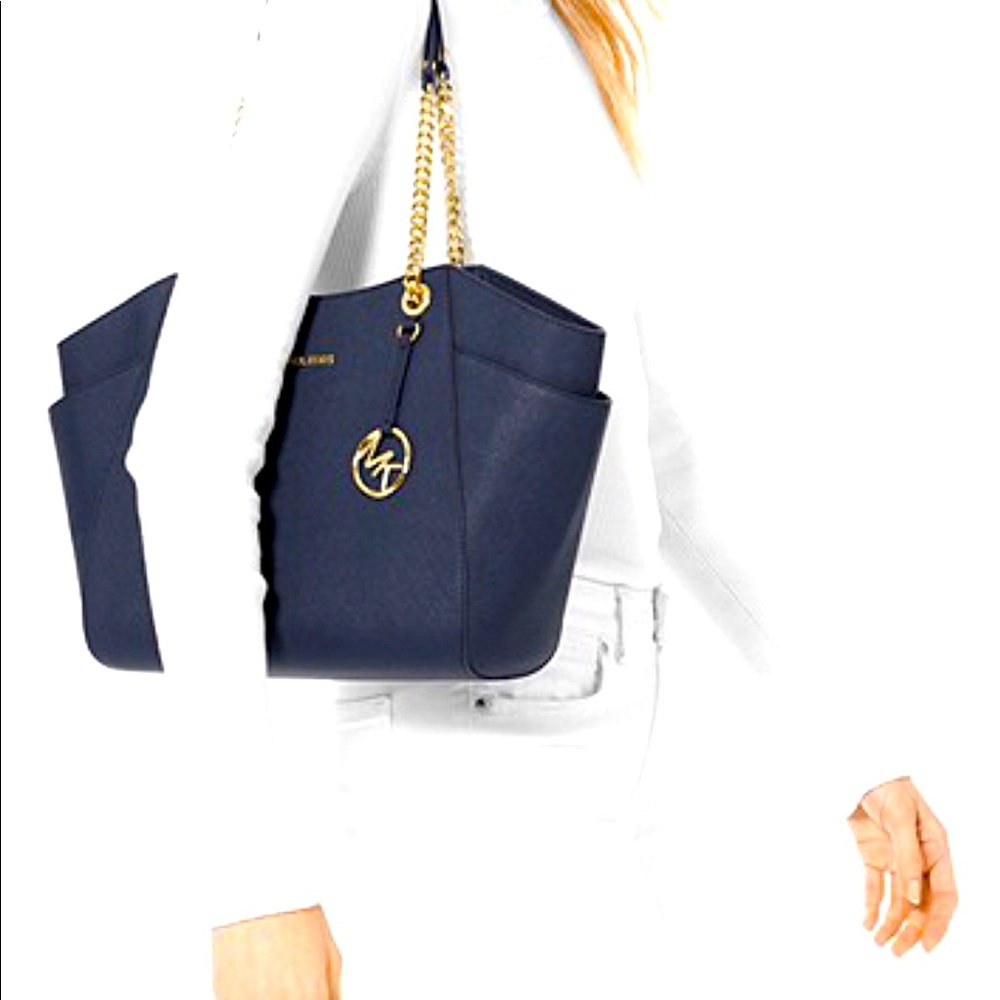 •Shoulder bag, •100% leather, •side snap pockets